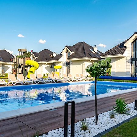 Family Resort Ustka - Domki Dwupoziomowe Z Basenem Esterno foto