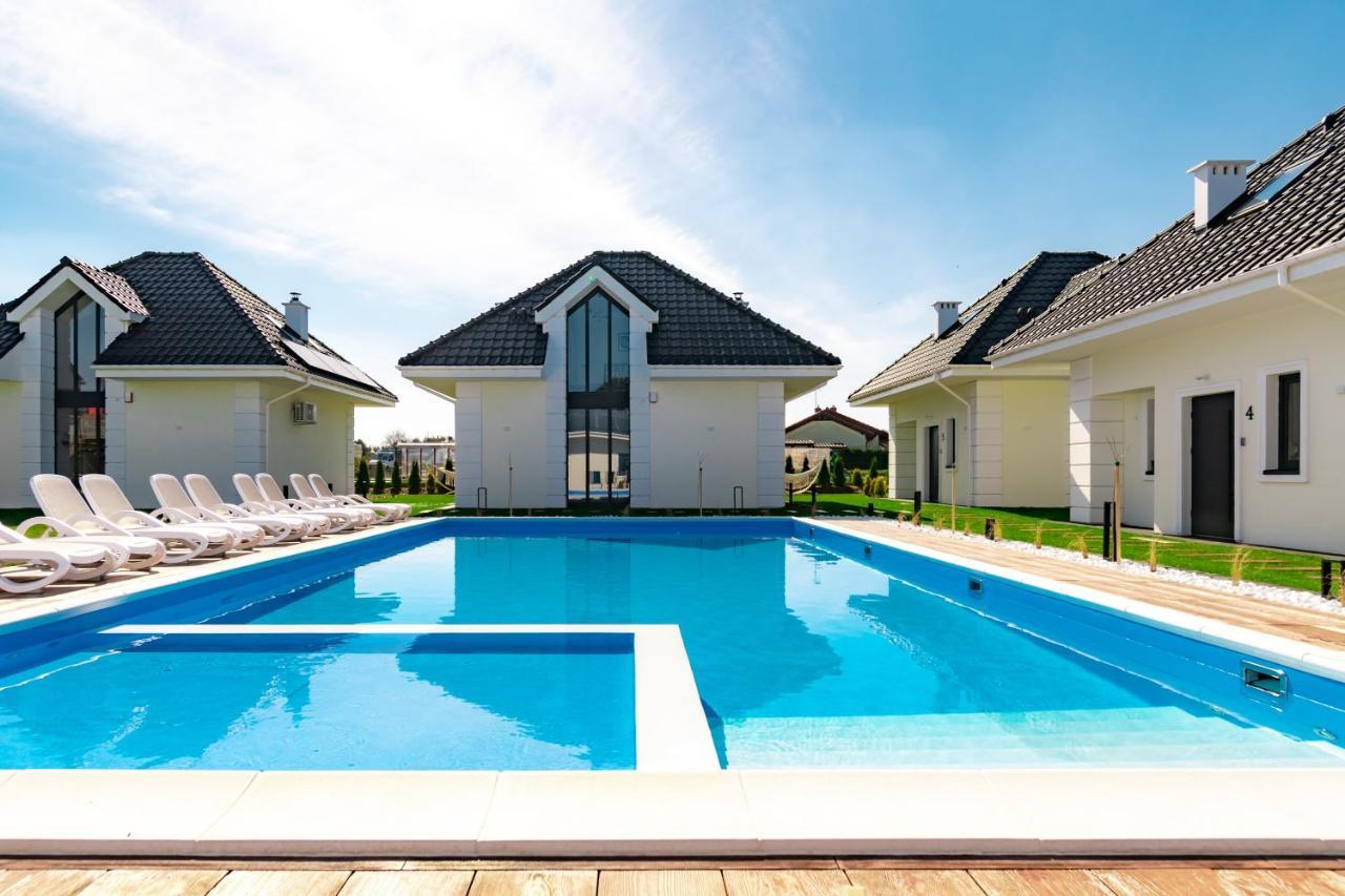 Family Resort Ustka - Domki Dwupoziomowe Z Basenem Esterno foto
