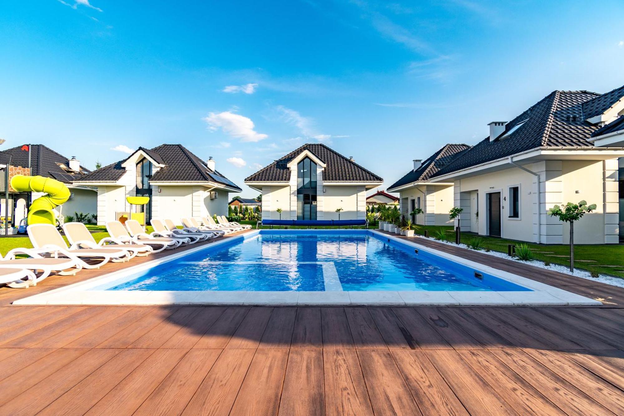 Family Resort Ustka - Domki Dwupoziomowe Z Basenem Esterno foto