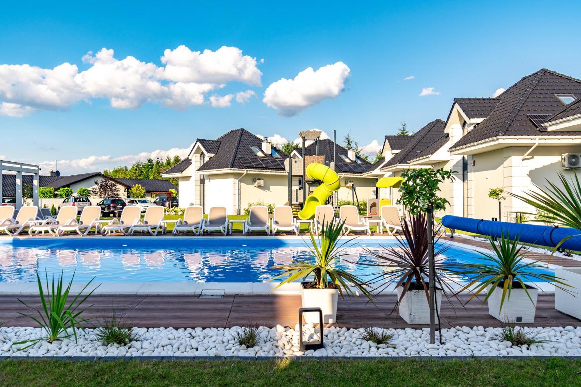 Family Resort Ustka - Domki Dwupoziomowe Z Basenem Esterno foto