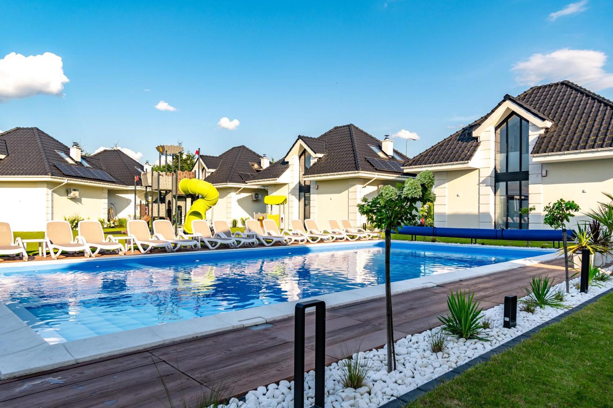 Family Resort Ustka - Domki Dwupoziomowe Z Basenem Esterno foto