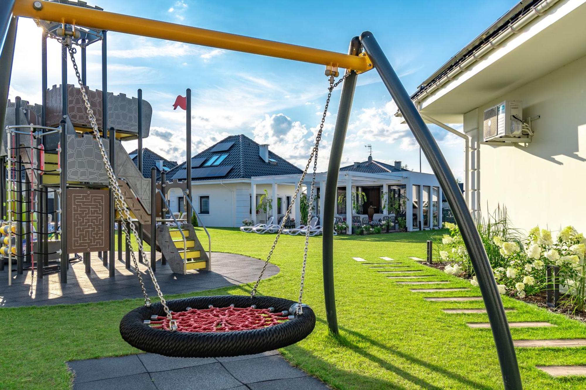 Family Resort Ustka - Domki Dwupoziomowe Z Basenem Esterno foto