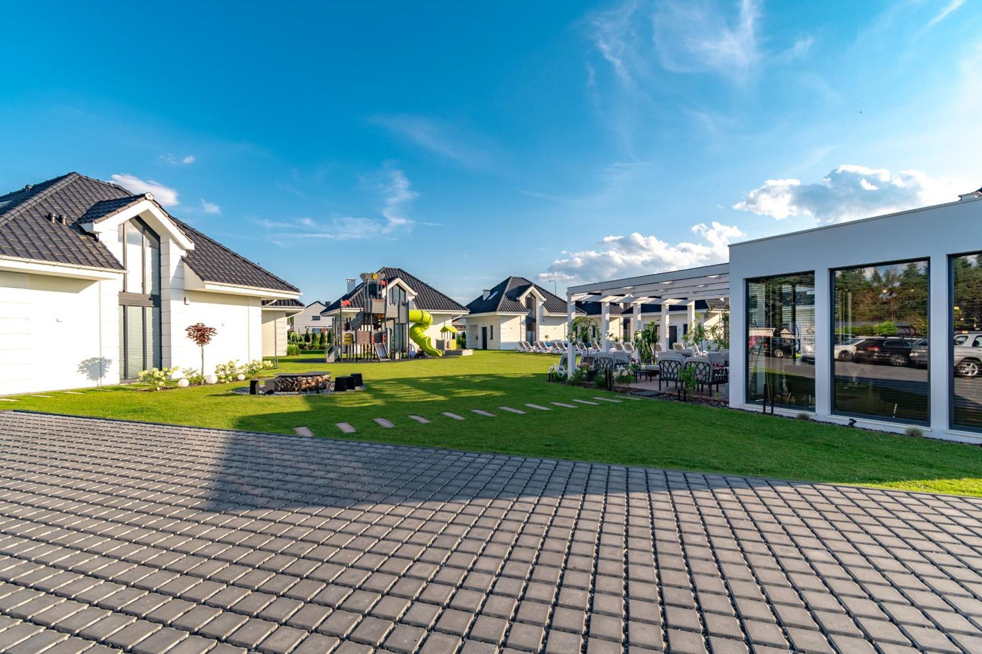 Family Resort Ustka - Domki Dwupoziomowe Z Basenem Esterno foto